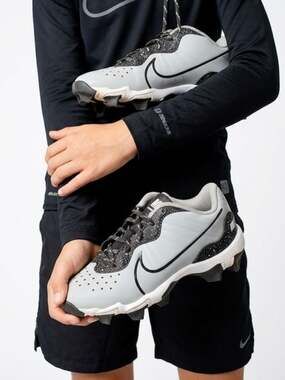 💥Nike Kids Gray and Black Cleats